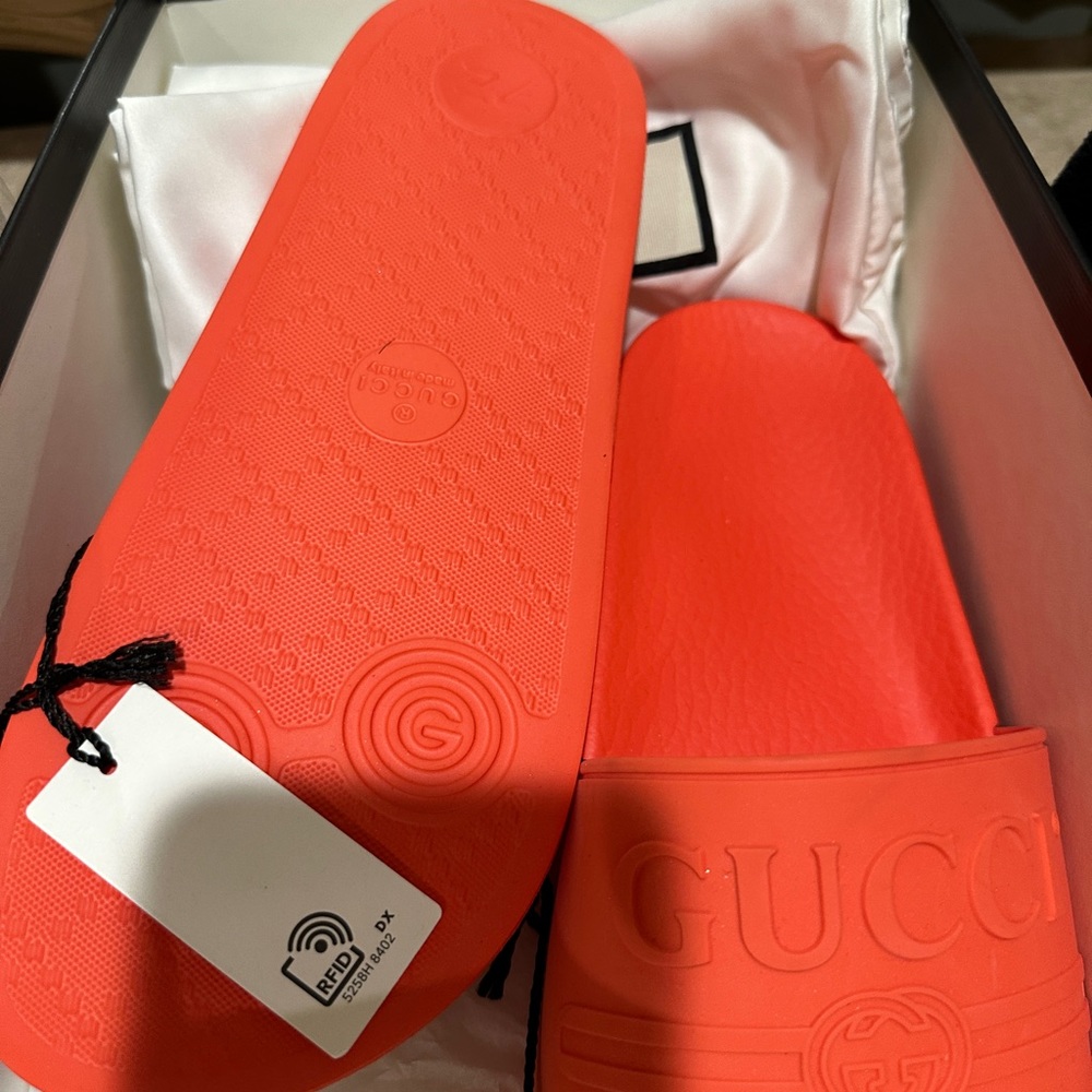 GUCCI LOGO RUBBER SLIDE SAND - Picture 5 of 7